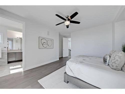 1660 42 Street Sw, Calgary, AB - Indoor Photo Showing Bedroom