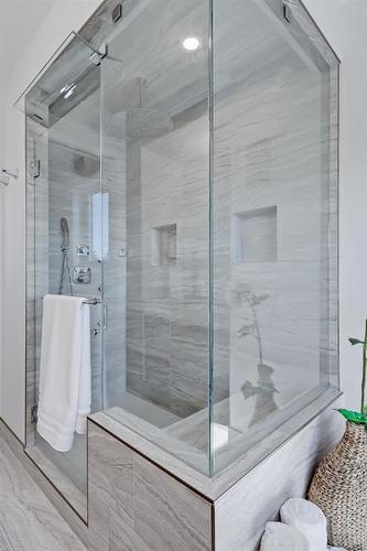 1660 42 Street Sw, Calgary, AB - Indoor Photo Showing Bathroom