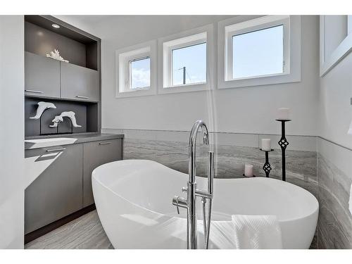 1660 42 Street Sw, Calgary, AB - Indoor Photo Showing Bathroom