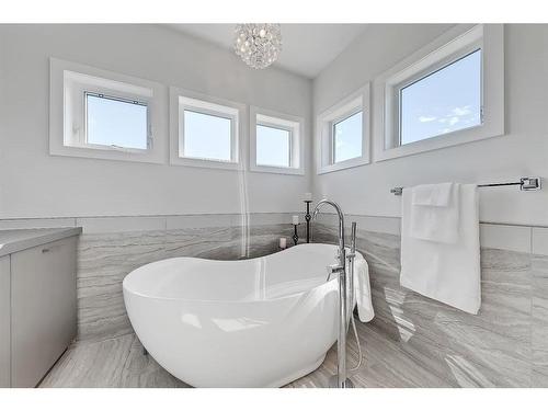 1660 42 Street Sw, Calgary, AB - Indoor Photo Showing Bathroom