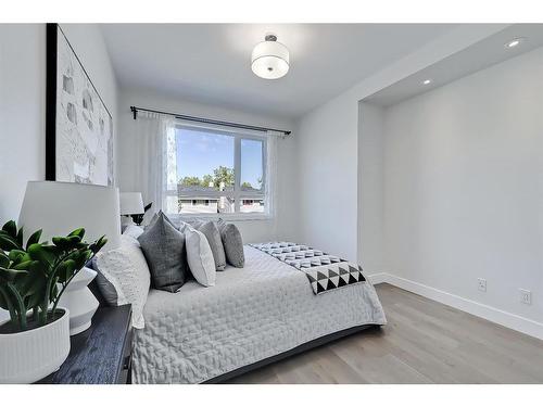 1660 42 Street Sw, Calgary, AB - Indoor Photo Showing Bedroom