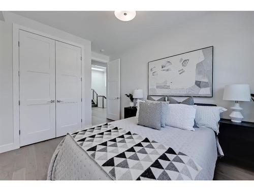 1660 42 Street Sw, Calgary, AB - Indoor Photo Showing Bedroom