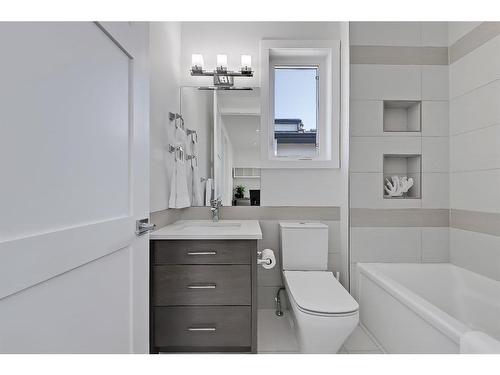 1660 42 Street Sw, Calgary, AB - Indoor Photo Showing Bathroom