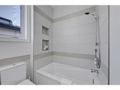 1660 42 Street Sw, Calgary, AB - Indoor Photo Showing Bathroom