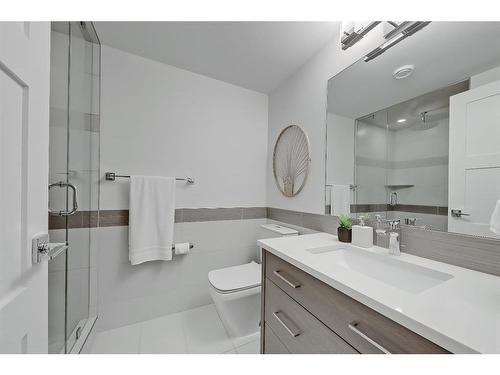 1660 42 Street Sw, Calgary, AB - Indoor Photo Showing Bathroom