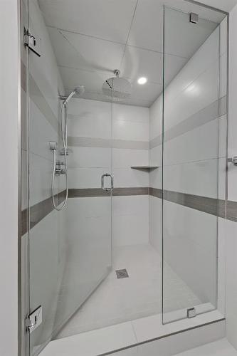 1660 42 Street Sw, Calgary, AB - Indoor Photo Showing Bathroom