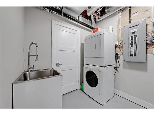 1660 42 Street Sw, Calgary, AB - Indoor Photo Showing Laundry Room