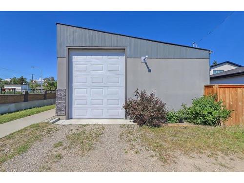 1660 42 Street Sw, Calgary, AB - Outdoor