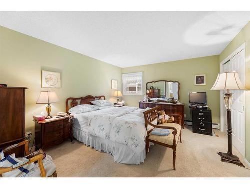 1102-1000 Hawksbrow Point Nw, Calgary, AB - Indoor Photo Showing Bedroom