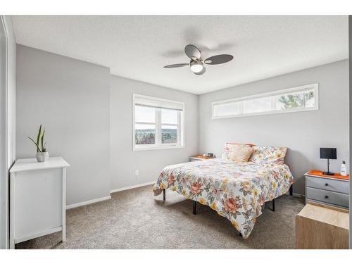 4-300 Evanscreek Court Nw, Calgary, AB - Indoor Photo Showing Bedroom