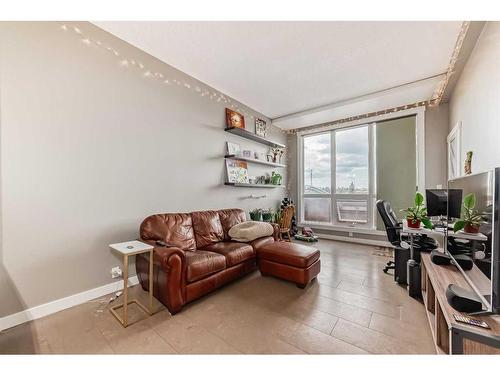 301-8710 Horton Road Sw, Calgary, AB - Indoor Photo Showing Living Room