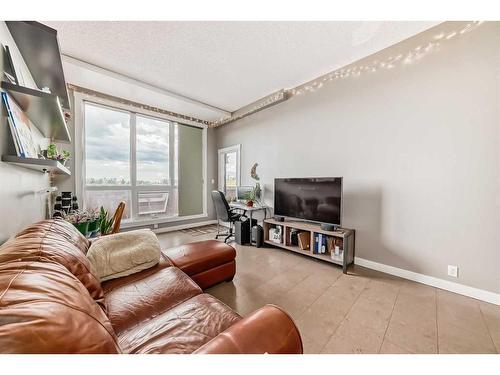 301-8710 Horton Road Sw, Calgary, AB - Indoor Photo Showing Living Room