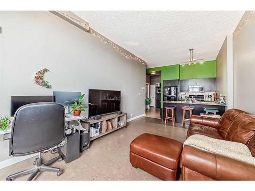 301-8710 Horton Road Sw, Calgary, AB - Indoor Photo Showing Living Room