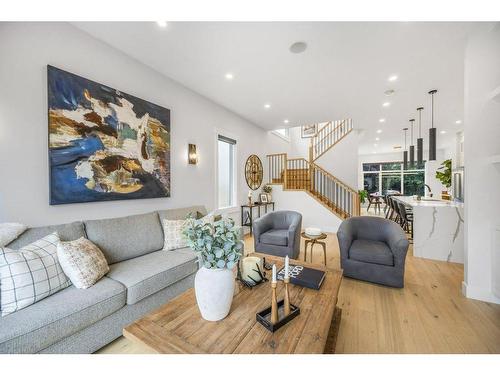 220 17 Avenue Ne, Calgary, AB - Indoor Photo Showing Living Room