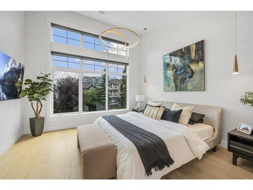 220 17 Avenue Ne, Calgary, AB - Indoor Photo Showing Bedroom