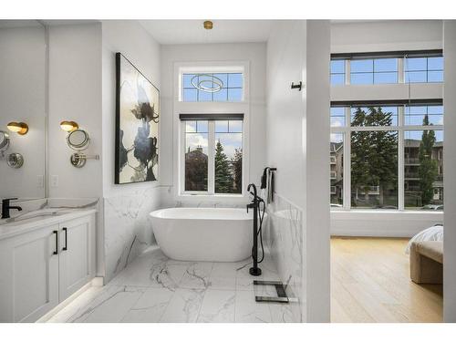 220 17 Avenue Ne, Calgary, AB - Indoor Photo Showing Bathroom