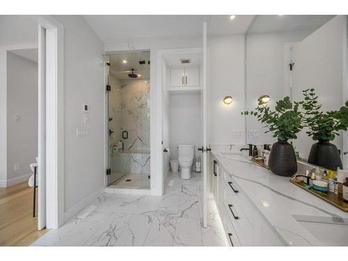 220 17 Avenue Ne, Calgary, AB - Indoor Photo Showing Bathroom