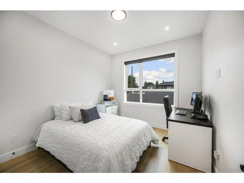 220 17 Avenue Ne, Calgary, AB - Indoor Photo Showing Bedroom