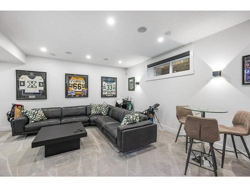 220 17 Avenue Ne, Calgary, AB - Indoor Photo Showing Living Room