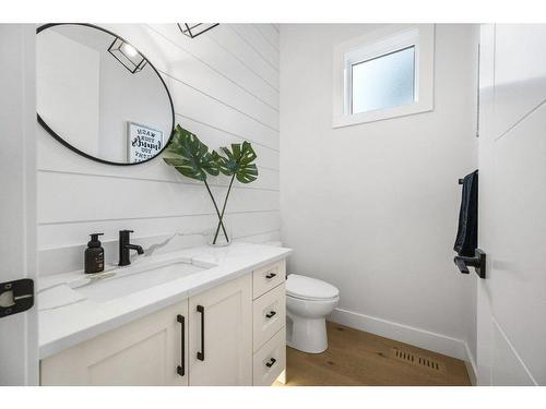 220 17 Avenue Ne, Calgary, AB - Indoor Photo Showing Bathroom