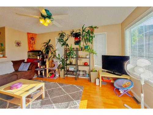 307 Appleglen Place Se, Calgary, AB - Indoor Photo Showing Living Room