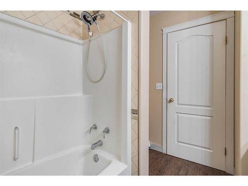 6 Halsall Street, Sylvan Lake, AB - Indoor Photo Showing Bathroom