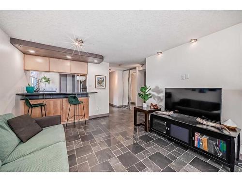 601-626 15 Avenue Sw, Calgary, AB - Indoor Photo Showing Living Room