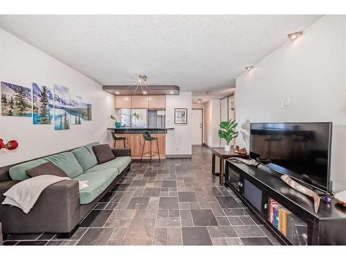 601-626 15 Avenue Sw, Calgary, AB - Indoor Photo Showing Living Room