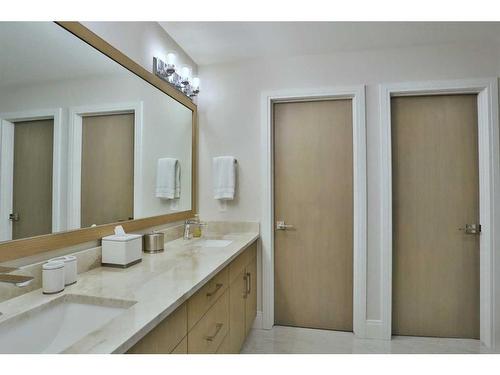 2514 19A Street Sw, Calgary, AB - Indoor Photo Showing Bathroom