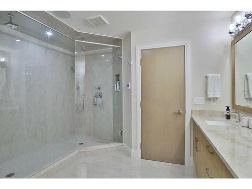 2514 19A Street Sw, Calgary, AB - Indoor Photo Showing Bathroom