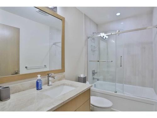 2514 19A Street Sw, Calgary, AB - Indoor Photo Showing Bathroom