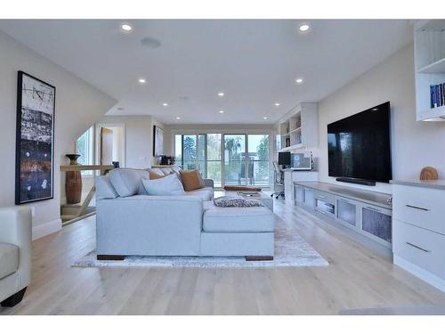 2514 19A Street Sw, Calgary, AB - Indoor Photo Showing Living Room