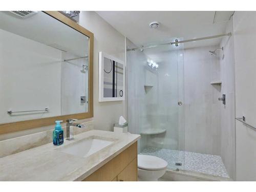 2514 19A Street Sw, Calgary, AB - Indoor Photo Showing Bathroom