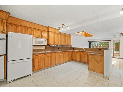 11408 Wilcox Street Se, Calgary, AB - Indoor Photo Showing Kitchen