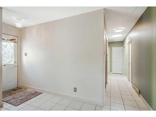 1039 Mackid Road Ne, Calgary, AB - Indoor Photo Showing Other Room