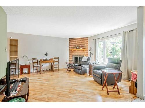 1039 Mackid Road Ne, Calgary, AB - Indoor Photo Showing Living Room