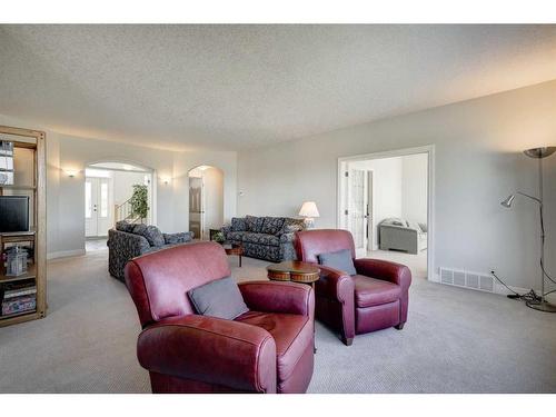 242132 88 Street East, Rural Foothills County, AB - Indoor Photo Showing Living Room