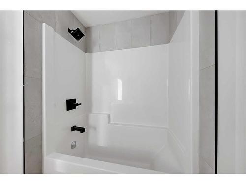 8-3404 8 Avenue Sw, Calgary, AB - Indoor Photo Showing Bathroom