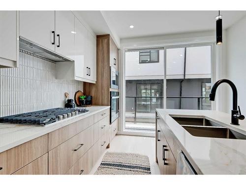 5-3404 8 Avenue Sw, Calgary, AB - Indoor Photo Showing Kitchen With Double Sink With Upgraded Kitchen