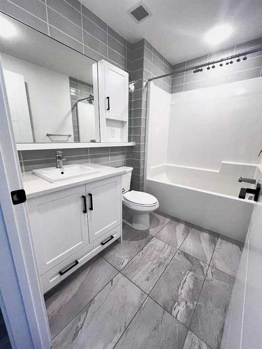 1313-350 Livingston Common Ne, Calgary, AB - Indoor Photo Showing Bathroom