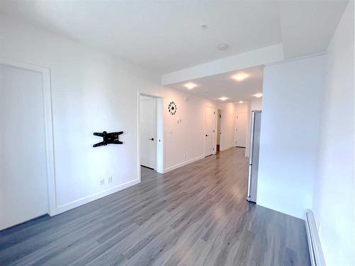 1313-350 Livingston Common Ne, Calgary, AB - Indoor Photo Showing Other Room