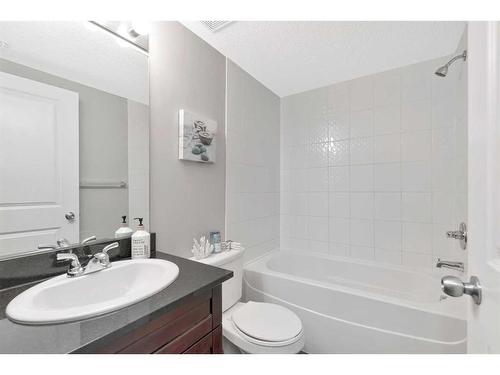 9110-403 Mackenzie Way Sw, Airdrie, AB - Indoor Photo Showing Bathroom