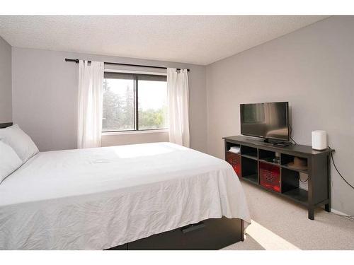 9-5019 46 Avenue Sw, Calgary, AB - Indoor Photo Showing Bedroom