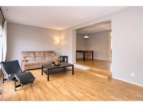 9-5019 46 Avenue Sw, Calgary, AB - Indoor Photo Showing Living Room