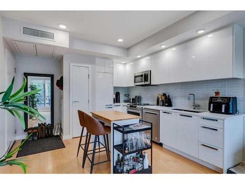 1302-1234 5 Avenue Nw, Calgary, AB - Indoor Photo Showing Kitchen