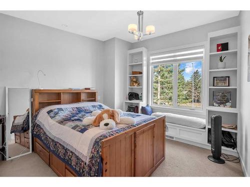 4624 Voyageur Drive Nw, Calgary, AB - Indoor Photo Showing Bedroom