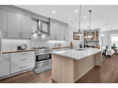 4624 Voyageur Drive Nw, Calgary, AB - Indoor Photo Showing Kitchen With Upgraded Kitchen