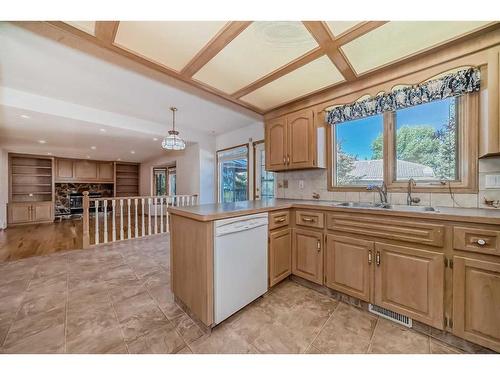 204 Hampshire Place Nw, Calgary, AB - Indoor Photo Showing Kitchen With Double Sink