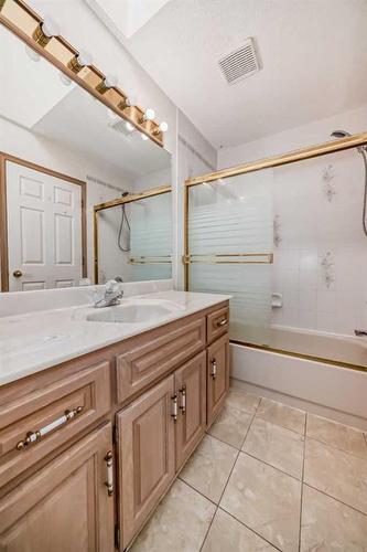 204 Hampshire Place Nw, Calgary, AB - Indoor Photo Showing Bathroom