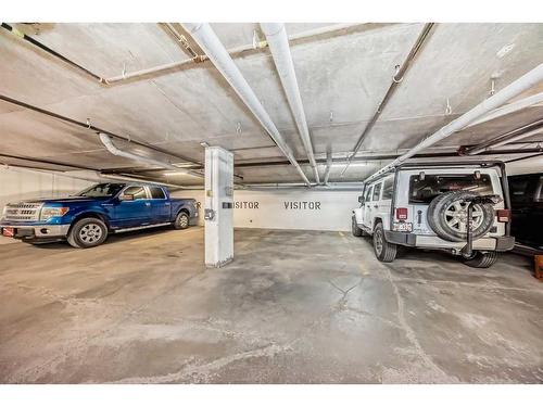 301-488 7 Avenue Ne, Calgary, AB - Indoor Photo Showing Garage